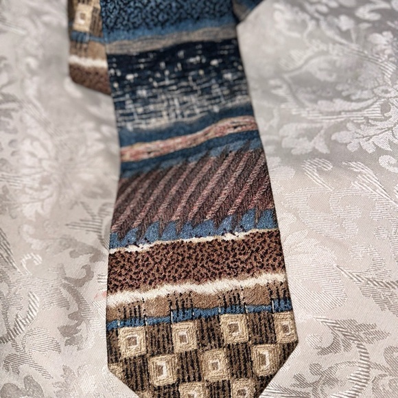 Men’s Tie. - Picture 1 of 2